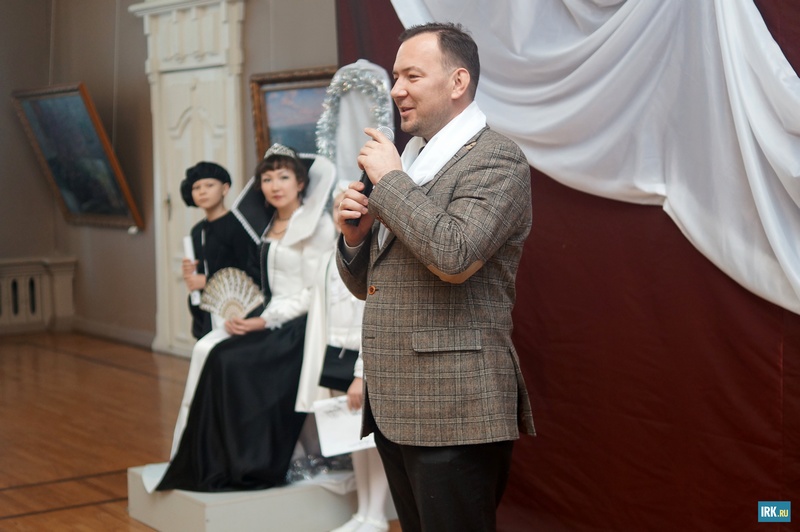 На празднике состоялось награждение школьников — победителей конкурса компьютерной графики. Подарки вручил министр культуры и архивов Иркутской области Виталий Барышников