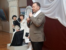 На празднике состоялось награждение школьников — победителей конкурса компьютерной графики. Подарки вручил министр культуры и архивов Иркутской области Виталий Барышников