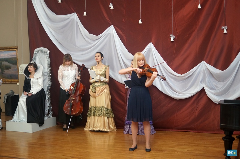 В течение вечера перед гостями бала выступили студенты Иркутского музыкального колледжа имени Фредерика Шопена