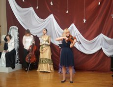 В течение вечера перед гостями бала выступили студенты Иркутского музыкального колледжа имени Фредерика Шопена