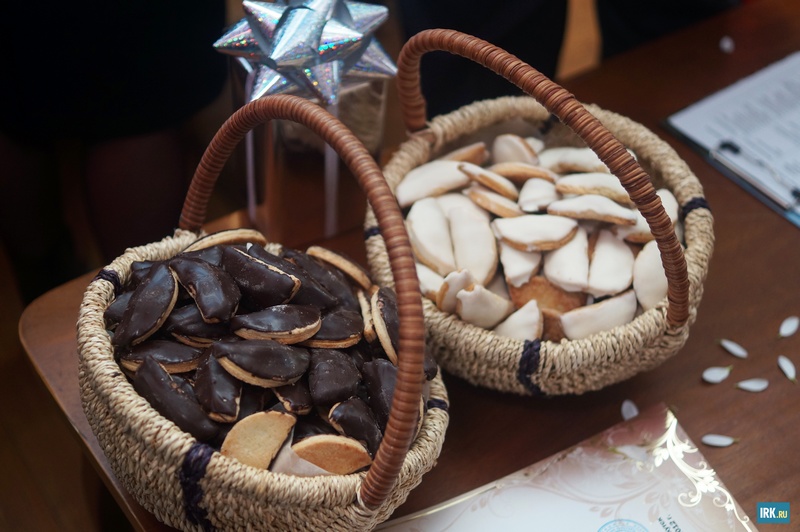 Гости «Белого бала» могли приобрести волшебные печенья, в которых были скрыты добрые пожелания на следующий год