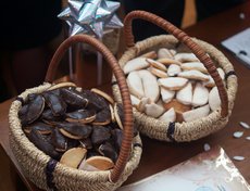 Гости «Белого бала» могли приобрести волшебные печенья, в которых были скрыты добрые пожелания на следующий год