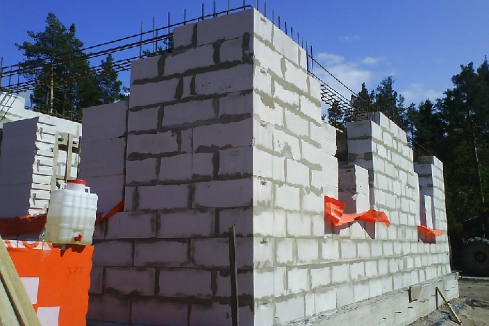 Кладка стен может занять до двух недель. Фото remont-dom-stroitelstvo.ru