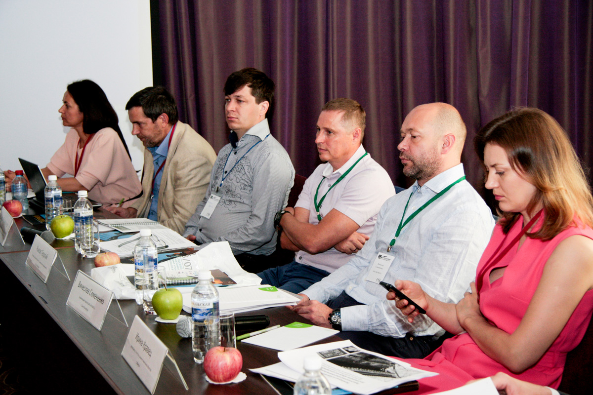 Президиум первой сессии в ожидании своих докладов.