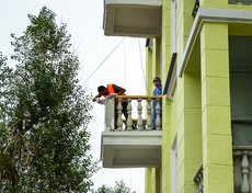 Сейчас на здании обновляют фасад.