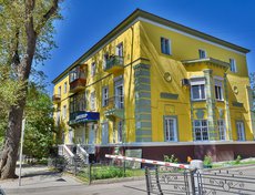 Одновременно обновляется фасад и идет работа над внутренними коммуникациями.