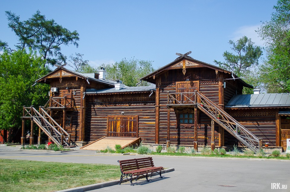 Это бывшая конюшня. У Сукачева было две лошади, здесь же проживал конюх.