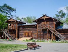 Это бывшая конюшня. У Сукачева было две лошади, здесь же проживал конюх.