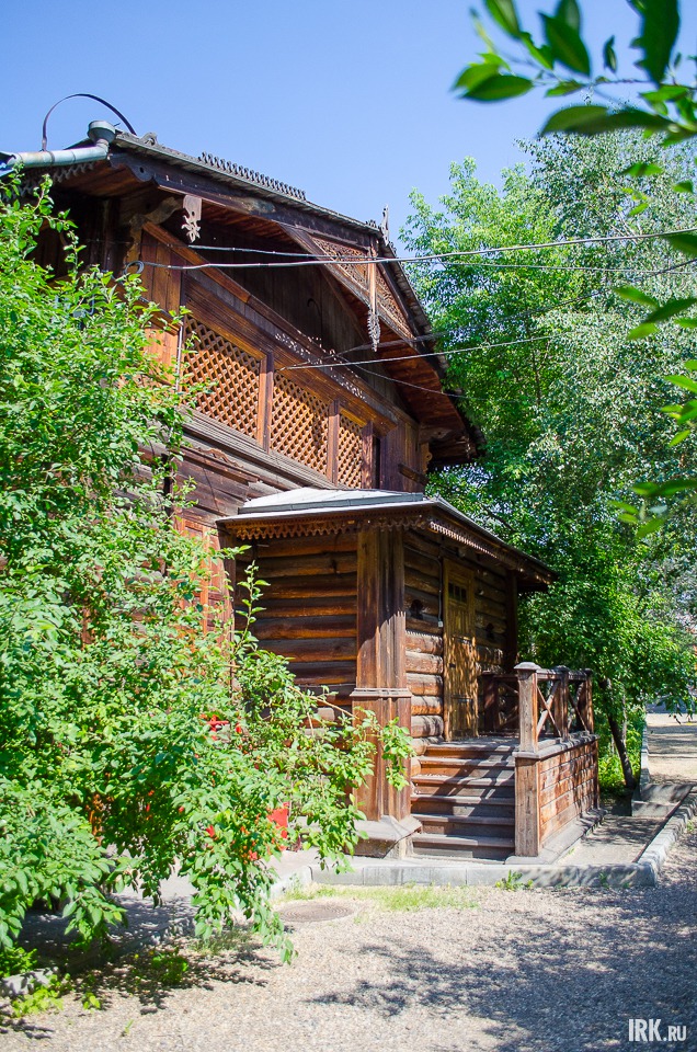 На территории усадьбы есть несколько построек позапрошлого века. Вот, например, гостевой дом.