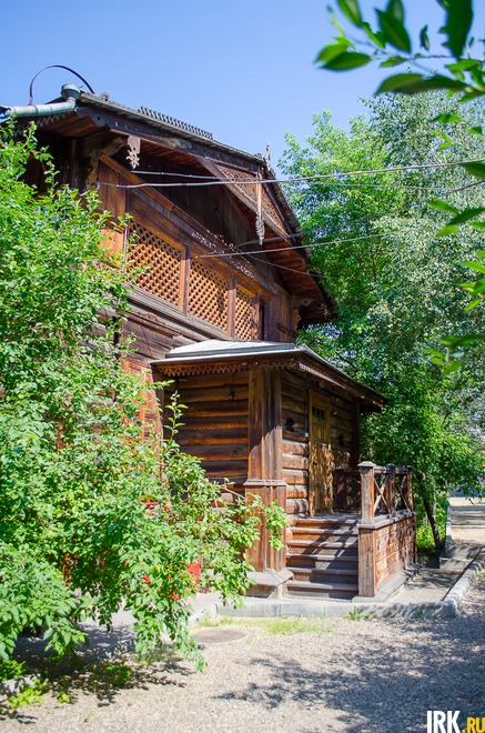 На территории усадьбы есть несколько построек позапрошлого века. Вот, например, гостевой дом.