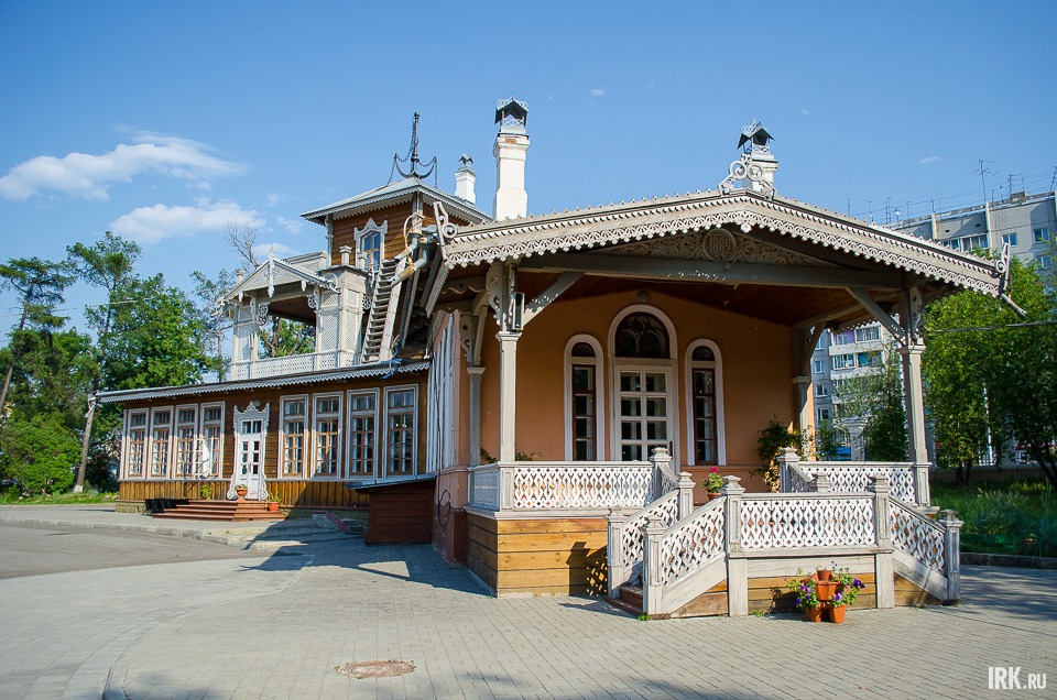 И картинная галерея, именно в этом доме жила семья Сукачевых.