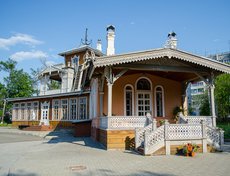 И картинная галерея, именно в этом доме жила семья Сукачевых.