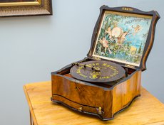 Музыкальная шкатулка 19 век.