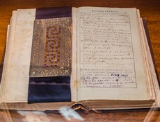 Семейная летопись. В этот дневник записывались все данные — кто родился, женился, умер, где похоронен и так далее. Летопись передавалась от Трапезниковых Сукачевым.