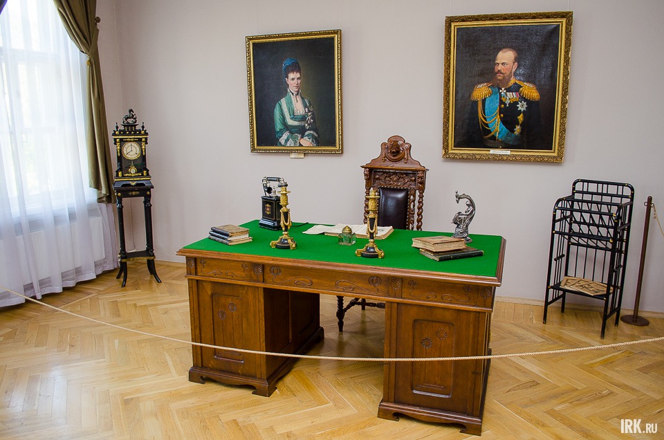 Кабинет Владимира Платоновича. Вся мебель оригинальная, 19 века.