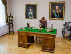 Кабинет Владимира Платоновича. Вся мебель оригинальная, 19 века.