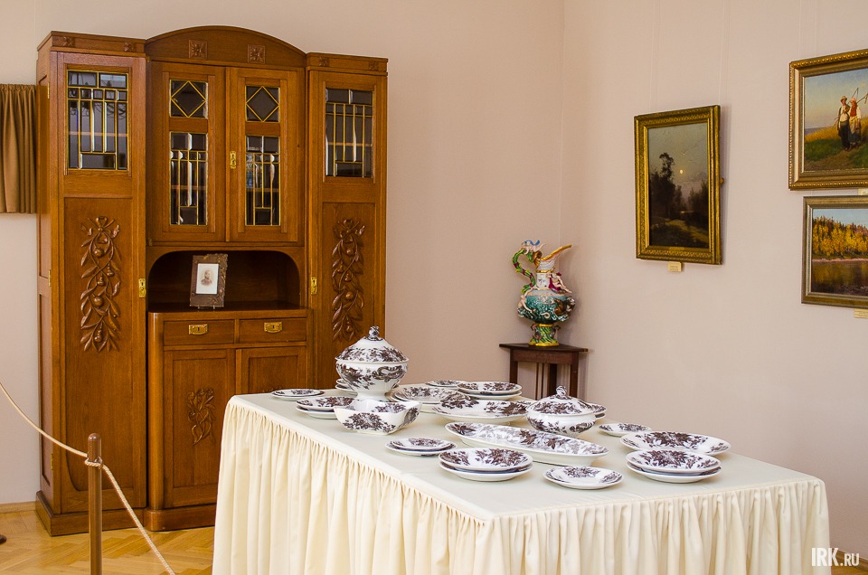 Кухонная мебель и посуда, все экспонаты 19 века.