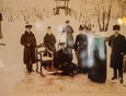 Зимой во дворе организовывали горку. Дамы катались на специальном изящном стуле с полозьями, мужчины — на санках.