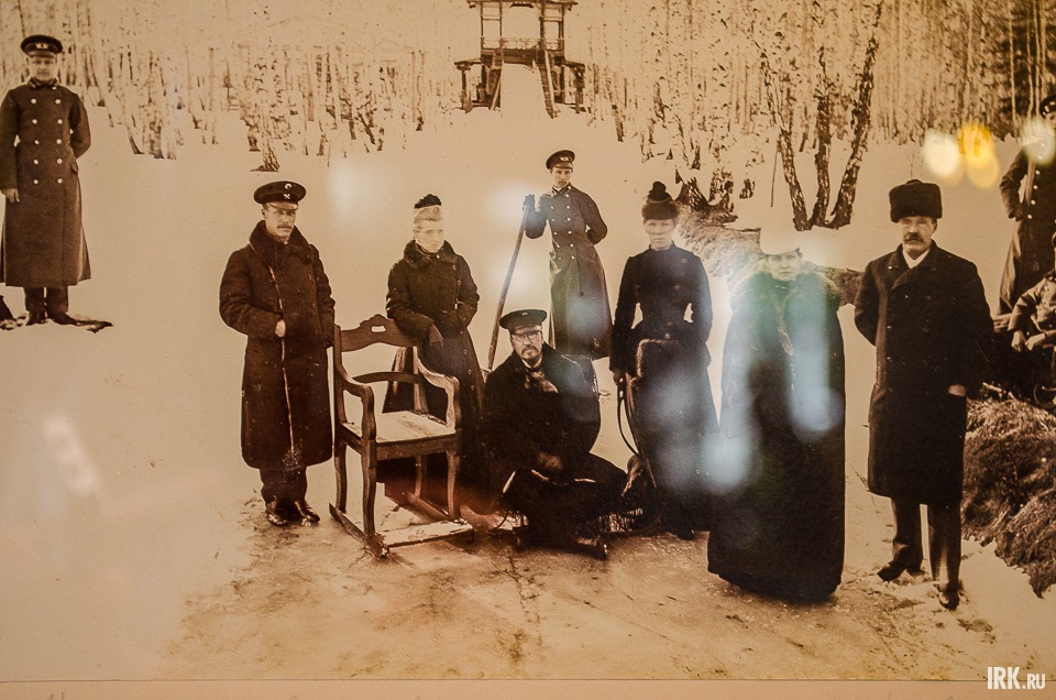 Зимой во дворе организовывали горку. Дамы катались на специальном изящном стуле с полозьями, мужчины — на санках.