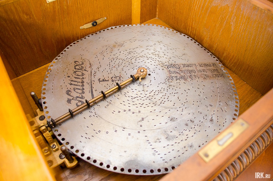 Еще одна музыкальная шкатулка. Она до сих пор работает!