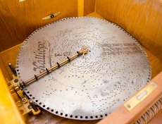 Еще одна музыкальная шкатулка. Она до сих пор работает!