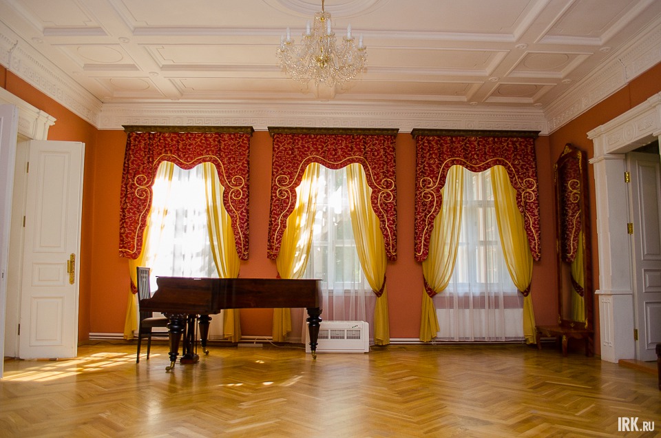 В этом зале проходили семейные балы до 50 человек.