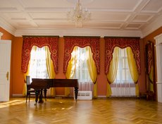 В этом зале проходили семейные балы до 50 человек.