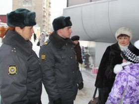 Полицейские и горожане. Фото пресс-службы ГУ МВД России по Иркутской области