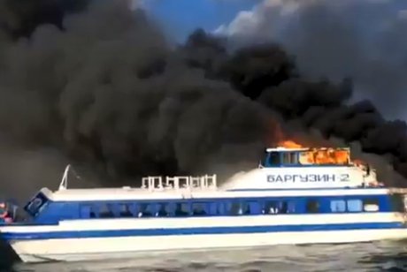 Горящий теплоход. Скриншот видео Ильи Филиппенко