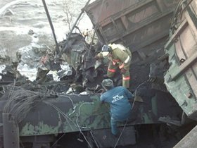 Спасатели на месте аварии. Фото пресс-службы ГУ МЧС России по Иркутской области