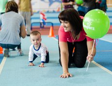 Перед началом соревнований малыши тренировались с родителями.