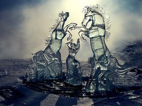 Ледовая скульптура во время фестиваля «Хрустальная нерпа — 2012». Автор фото — Игорь Дремин
