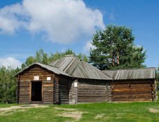 Деревянная бурятская юрта. Ученые долго спорили о том, когда буряты начали строить жилища из бревен, и пришли к выводу: это было еще до освоения их земель русскими людьми.