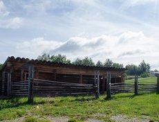 В этих бараках рыбаки солили улов и могли заночевать.