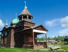 Дядинская церковь из Жигаловского района. В 90-е годы она была задействована в съемках фильма «Сны о России». Перевезти сюда памятник помог «Ленфильм».