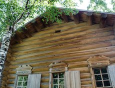 Когда будете проходить здесь, обратите внимание: дома раньше строили без единого гвоздя, как конструктор. Бревна шли до самой кровли.