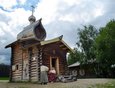 Мы пришли к главным достопримечательностям Тальцов. Это древнейшая из сохранившихся деревянных церквей — Церковь Казанской иконы Божией Матери, 17 век.