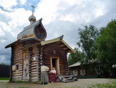 Мы пришли к главным достопримечательностям Тальцов. Это древнейшая из сохранившихся деревянных церквей — Церковь Казанской иконы Божией Матери, 17 век.
