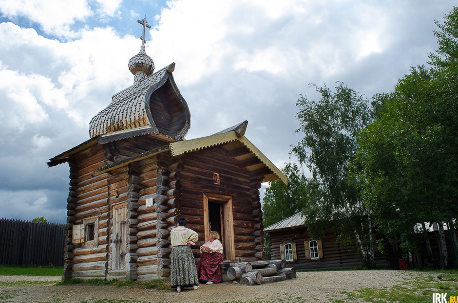 Мы пришли к главным достопримечательностям Тальцов. Это древнейшая из сохранившихся деревянных церквей — Церковь Казанской иконы Божией Матери, 17 век.