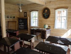 Церковно-приходская школа. Такие встречались не во всех деревнях, а только в самых крупных. Дети каждый день преодолевали большое расстояние, чтобы добраться сюда.