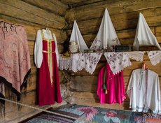 Примеры традиционных русских нарядов.