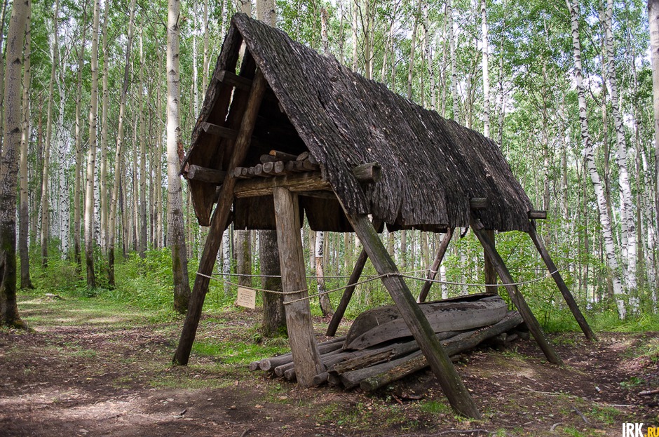 Эвенкийская лодка с навесом.