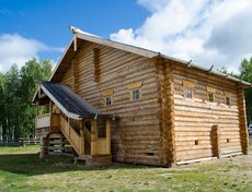 Внутри острога музей продолжает строительство приказной избы. Здесь сидел воевода, тут же чиновники следили за казной.