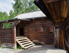 Идем дальше. Зайдем в гости к казаку.