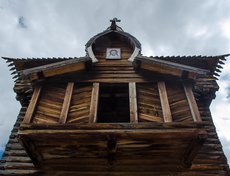 Также наверху, в башне, расположена часовня.
