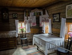 Казачья изба отличается от крестьянской городским убранством.