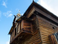 Илимский острог - это настоящий форт. Бревна сложены особым образом, чтобы по ним невозможно было забраться наверх. На башне есть амбразура, из которой врагов забрасывали камнями и заливали горячим маслом.