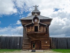 И, конечно же, Илимский острог. Величественная деревянная крепость, которая стояла на дороге из Москвы в Восточную Сибирь. Здесь собирали дань с купцов.