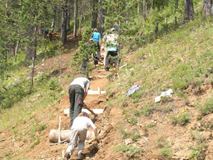 Обустройство тропы. Фото с сайта www.greatbaikaltrail.org