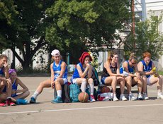 В турнире приняли участие команды из четырех человек по трем возрастным категориям: юноши и девушки до 16 лет, юноши и девушки 17—18 лет, мужчины и женщины старше 19 лет.